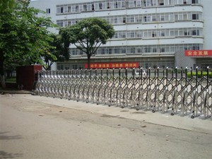 伸缩门
